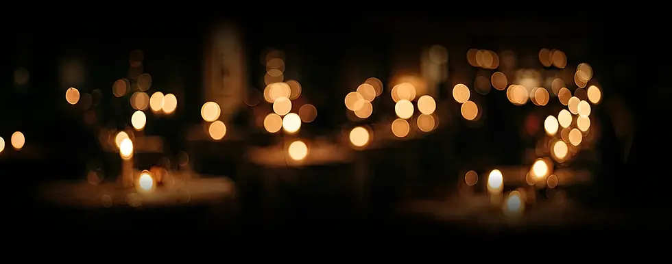 Luces cálidas desenfocadas en celebración en Tulum