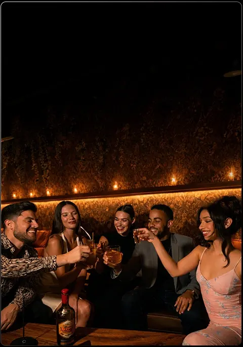 Grupo de amigos brindando en un ambiente nocturno elegante.