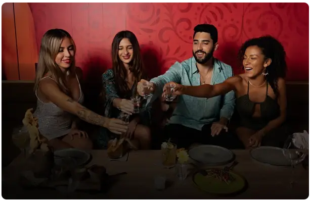 Grupo de amigos brindando en salón Mamazzita Los Cabos
