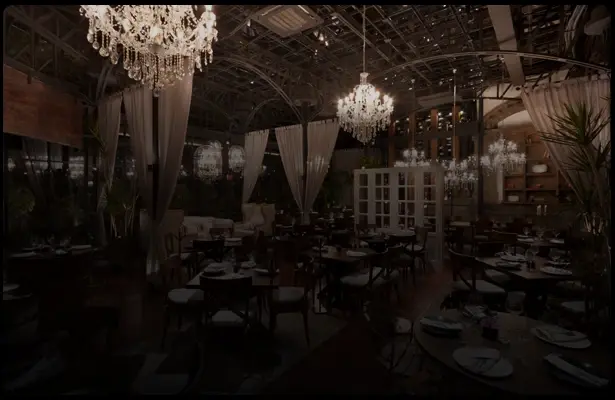 Interior elegante de restaurante en Parole Polanco con candelabros