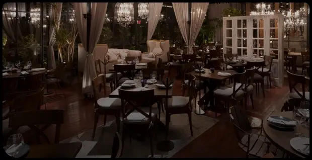 Interior elegante de restaurante Parole Polanco con mesas decoradas.