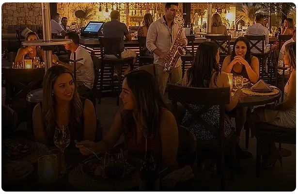 Personas comiendo n terraza Craft San José del Cabo