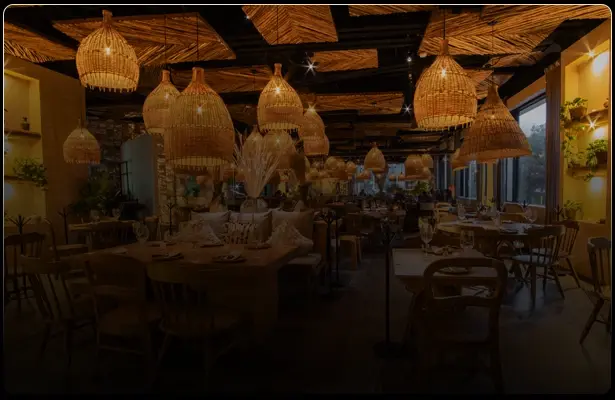 Restaurante Chambao Polanco iluminado con lámparas colgantes