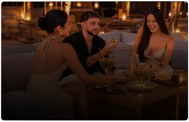 Grupo de amigos comiendo y celebrando en sala lounge de Tamara Los Cabos