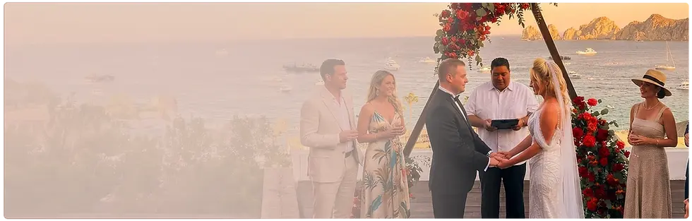 Ceremonia de bodas en Los Cabos frente al mar al atardecer