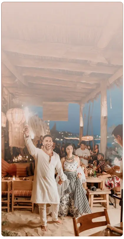 Pareja celebrando una boda en Los Cabos bajo una pérgola