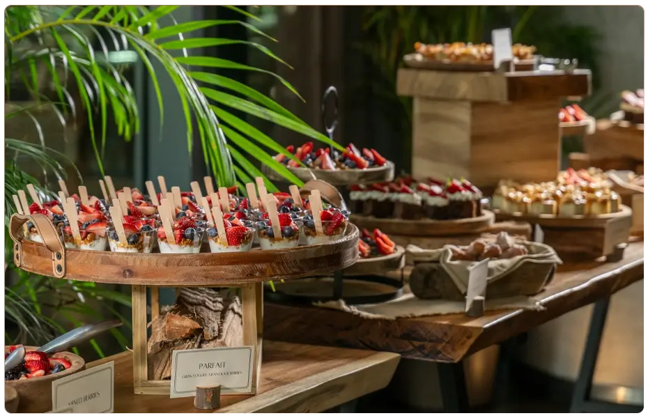 Mesa de postres con bocadillos frutales en Bodas Cabos