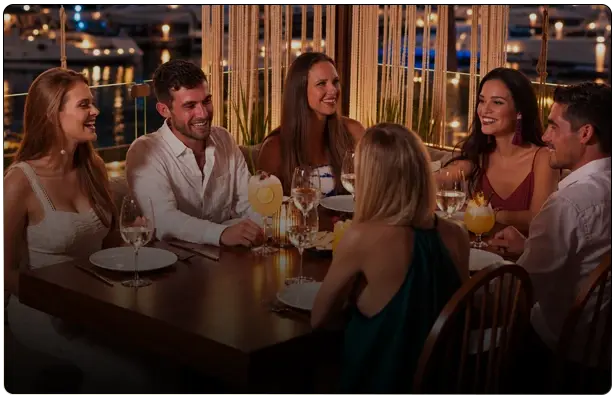 Grupo de amigos celebrando en Taboo Restaurante Cancún