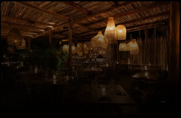 Restaurante en Tulum con lámparas de mimbre iluminadas