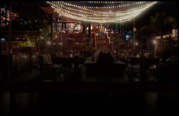 Restaurante al aire libre iluminado por guirnaldas de luces en Cancún
