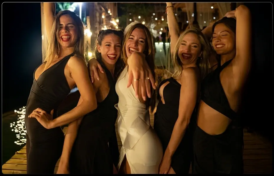 Grupo de cinco amigas celebrando una despedida de soltera en restaurante de Cancún