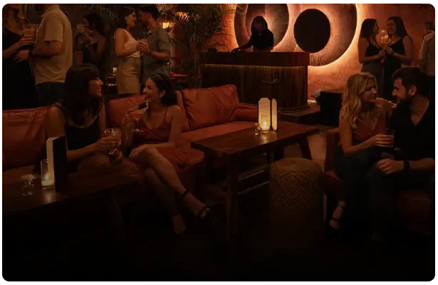 Personas disfrutando ambiente sofisticado de Amante speakeasy Los Cabos