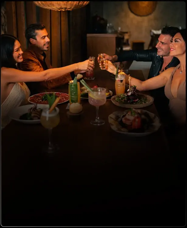 Grupo de personas festejando en Taboo Restaurante