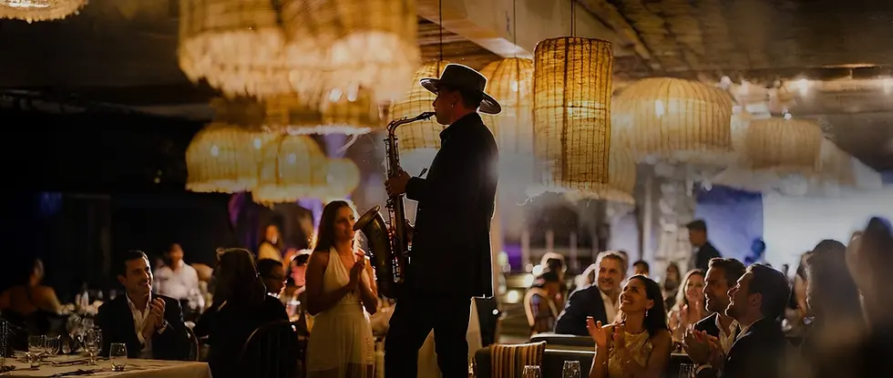 Saxofonista tocando en vivo en un evento nocturno elegante