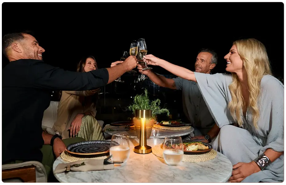 Grupo brindando en una cena de bodas en Los Cabos