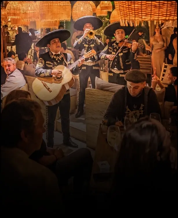Mariachis cantando en Chambao Polanco