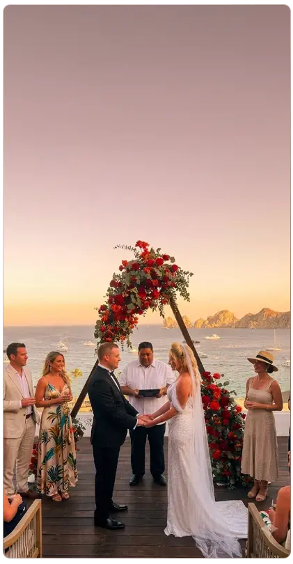 Boda al atardecer frente al mar en Los Cabos
