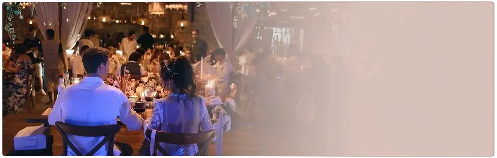 Pareja cenando en una recepción de bodas en Tulum