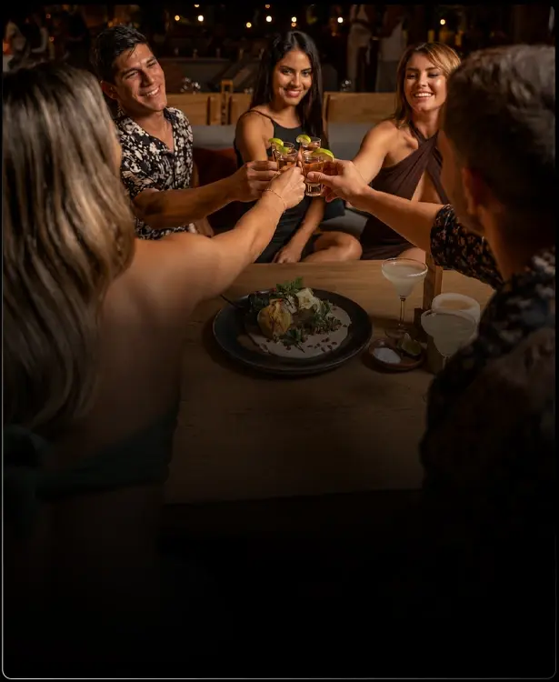 Grupo de personas celebrando el 15 de septiembre en Los Cabos