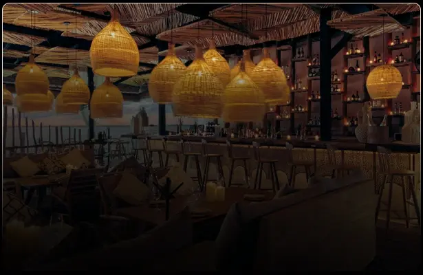 Lámparas de mimbre iluminadas en restaurante Chambao Cancún