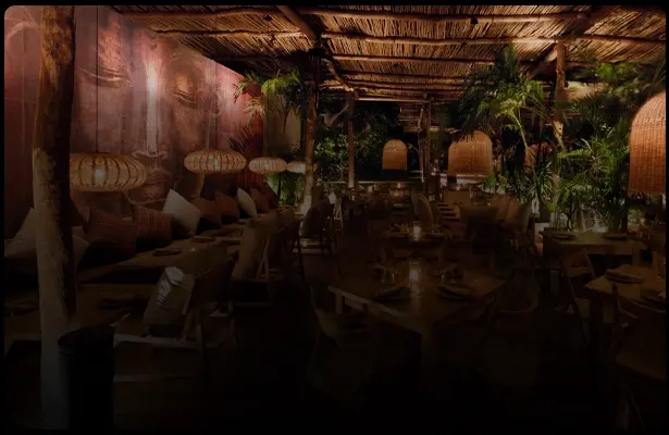 Restaurante en Cancún con ambiente tropical y luz tenue